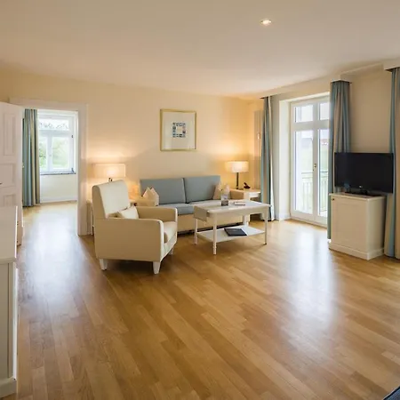 Strandhotel Kurhaus فندق جويست