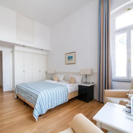 Strandhotel Kurhaus 4* جويست