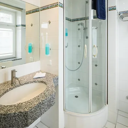 فندق Strandhotel Kurhaus 4*